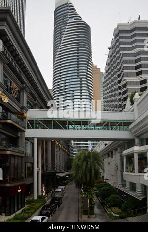 BANGKOK, THAÏLANDE – 5 JUIN 2026 : Gratte-ciel modernes et une passerelle piétonne surélevée reliant les complexes commerciaux près de CentralWorld à Bangkok Banque D'Images