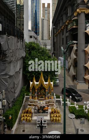 BANGKOK, THAÏLANDE – 5 JUILLET 2026 : Zone du sanctuaire Erawan près de Gaysorn Village à Bangkok, entourée de complexes commerciaux de luxe et de gratte-ciel Banque D'Images
