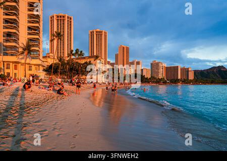 Coucher de soleil sur la plage de Waikiki à Honolulu, Oahu, Hawaï, dans l'océan Pacifique Banque D'Images
