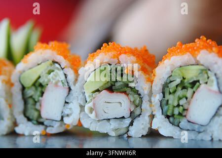 Rolles de sushi frais exposés avec des couleurs vives et des ingrédients Banque D'Images