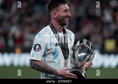 Londres, Royaume-Uni. 05 oct. 2026. ARCHIVES : LONDRES, ANGLETERRE - 01 JUIN : Le capitaine argentin Lionel Messi sourit en tenant la trophée de la CONMEBOL-UEFA Cup of Champions après qu'l'Argentine ait battu l'Italie 3-0 pour remporter la Finalissima 2022 au stade de Wembley le 1er juin 2022 à Londres, Angleterre. Messi a été nommé joueur du match. (Photo par Alexandra Fechete/SPP) Crédit : SPP Sport Press Photo. /Alamy Live News Banque D'Images