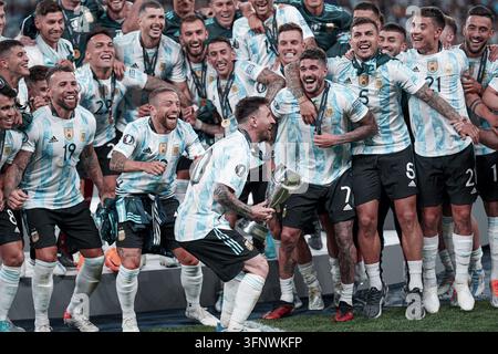 Londres, Royaume-Uni. 05 oct. 2026. ARCHIVES : LONDRES, ANGLETERRE - 01 JUIN : Le capitaine de l'Argentine Lionel Messi porte le trophée de la CONMEBOL-UEFA Cup of Champions alors qu'il court vers ses coéquipiers célébrants pour le soulever après qu'l'Argentine ait battu l'Italie 3-0 pour remporter la Finalissima 2022 au Wembley Stadium le 01 juin 2022 à Londres, Angleterre. (Photo par Alexandra Fechete/SPP) Crédit : SPP Sport Press Photo. /Alamy Live News Banque D'Images