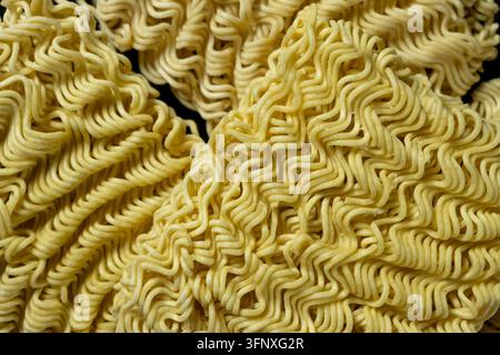 Blocs de nouilles instantanées Ramen crus avec motif texturé en gros plan Banque D'Images