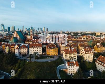 Vue aérienne de la vieille ville historique de Varsovie avec ses bâtiments et ses toits colorés, devant la ligne d'horizon moderne de Varsovie, Voïvodie de Mazovie Banque D'Images