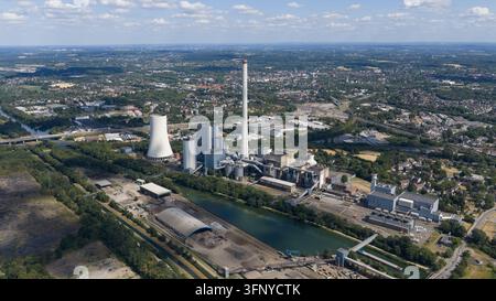 Vue aérienne de la centrale de cogénération STEAG Herne avec sa haute cheminée et sa tour de refroidissement, située le long du canal Rhin-Herne dans une zone industrielle Banque D'Images