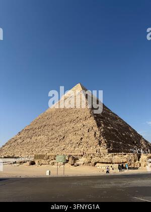 Vue panoramique des Grandes Pyramides et du plateau de Giza près du Caire, Égypte Banque D'Images