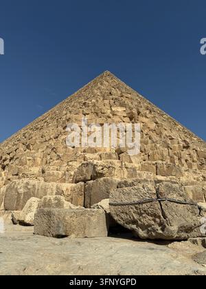 Vue panoramique des Grandes Pyramides et du plateau de Giza près du Caire, Égypte Banque D'Images