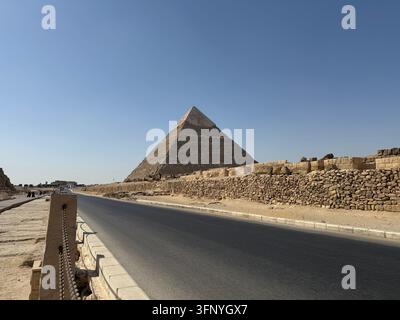 Vue panoramique des Grandes Pyramides et du plateau de Giza près du Caire, Égypte Banque D'Images