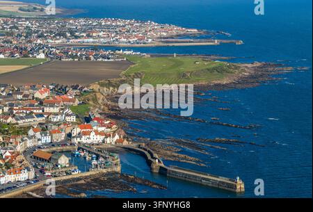 Vue aérienne du port de Pittenweem, East Neuk of Fife, Écosse, regardant le long de la côte vers Anstruther et Cellardyke par une journée ensoleillée Banque D'Images