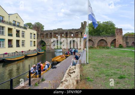 Touristes en visite en bateau sur des bateaux traditionnels Berkel à la porte d'eau historique de Berkelruine à Zutphen. Zutphen, Pays-Bas, 08 septembre 202 Banque D'Images