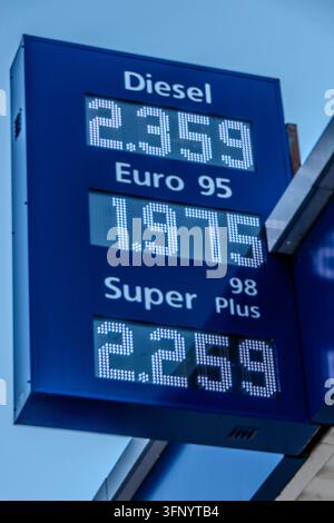Meise, Belgique, 4 octobre 2026. Un panneau d'affichage LED électronique bleu à une station-service affichant les prix pour le carburant Diesel Euro 95 et Super Plus 98 Banque D'Images