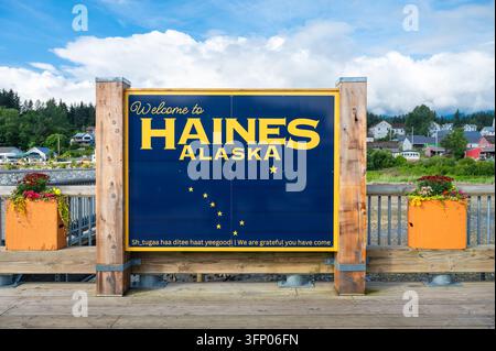 Panneau de bienvenue à Haines Alaska sur une jetée en bois au port de croisière. Banque D'Images
