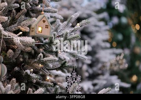 Close up d'un sapin de Noël givré à vendre. Marché de Noël. Mise au point sélective. Banque D'Images