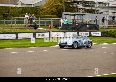 Voiture de course Jaguar E-Type Lightweight bleu clair numéro 86 participant au Goodwood Revival sur le Goodwood Motor Circuit, dans le West Sussex. Banque D'Images