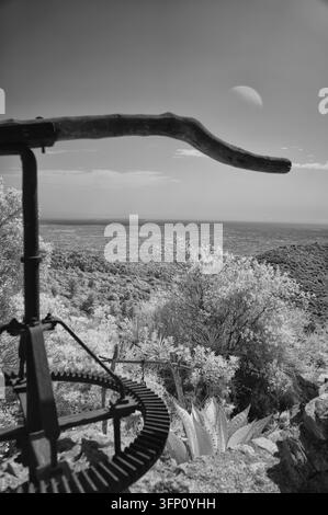Une photographie infrarouge noir et blanc éthérée capturant une vue panoramique depuis un sommet montagneux à Majorque, en Espagne. Le premier plan met en scène Banque D'Images