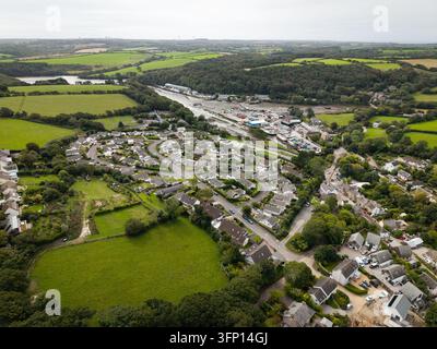 Vue panoramique aérienne du joli village cornique de Gweek, situé à l'embouchure de la rivière Helford et abritant le phoque cornique Banque D'Images