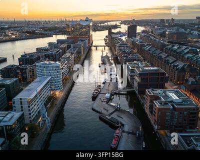 Vue aérienne du Sandtorkai et de l'Elbphilharmonie dans la Hafencity à Hambourg, en Allemagne. Banque D'Images