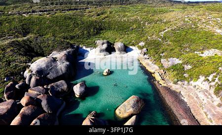 Vue aérienne des Elephant Rocks avec de gros blocs de granit, une eau turquoise, une plage de sable et une végétation côtière luxuriante à William Bay, en Australie-Occidentale Banque D'Images
