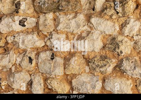 Close-up de la texture d'un vieux mur médiéval en pierre claire à l'abbaye de Notre Dame de Mortemer en Normandie, France Banque D'Images