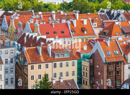 Vue aérienne de la vieille ville historique avec des toits traditionnels en tuiles rouges et des façades de bâtiments colorés à Olsztyn, Voïvodie de Varmie-Mazurie, Pologne. Banque D'Images