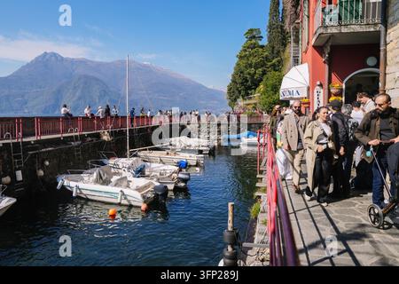 Varenna, Italie – 5 avril 2026 : Groupe de personnes marchant le long de la promenade du lac à Varenna, en Italie Banque D'Images