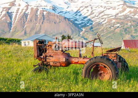 Tracteur sur l'île de Hrisey dans le nord de l'Islande Banque D'Images