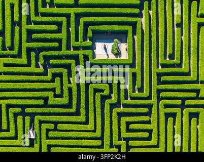 Vue aérienne d'un labyrinthe de haies vertes avec une cour centrale en pierre et des allées à Leba, Voïvodie de Poméranie, Pologne. Banque D'Images
