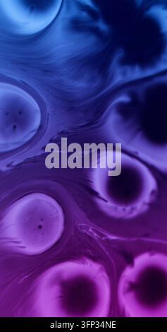 Peinture à l'eau. Éclaboussure fluide. Bulles néon violet bleu floues, texture de pigment sur papier humide s'étalant sur un fond artistique abstrait. Banque D'Images