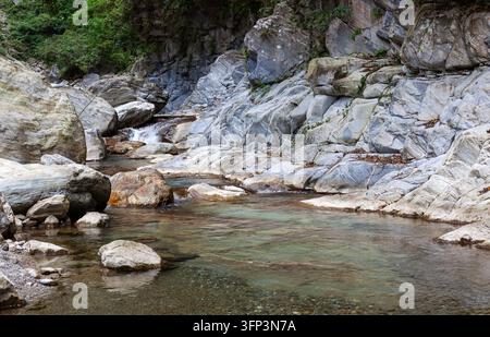 Ruisseau de la rivière Sanzhanxi à Taroko, Hualien. Une eau claire coule sur des rochers lisses. Paysage rocheux naturel sur la côte est de Taïwan. Banque D'Images
