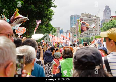 Taipei, Taïwan - 03 oct. 2026 : Des supporters agitent des drapeaux imprimés avec le nom de Puma Shen alors qu'ils attendent son arrivée lors de l'ouverture de la campagne de Sabrina Lim. Banque D'Images