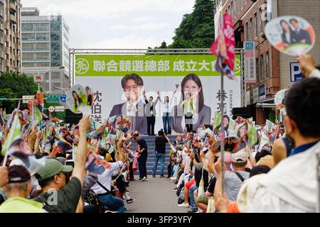 Taipei, Taïwan - 03 oct. 2026 : La candidate au conseil du DPP Sabrina Lim lève une main vers le ciel pour acclamer ses partisans lors de l'ouverture de son quartier général de campagne. Banque D'Images