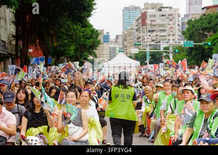 Taipei, Taïwan - 03 oct. 2026 : Des supporters agitent des drapeaux arborant le portrait de la candidate Sabrina Lim lors de l'ouverture de son quartier général de campagne. Banque D'Images