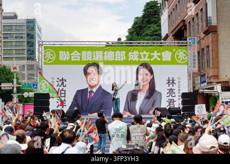 Taipei, Taïwan – 03 oct. 2026 : Sabrina Lim parle sur scène sous une bannière pour une rallye de fondation d’un quartier général de campagne conjoint, la foule agite des drapeaux. Banque D'Images
