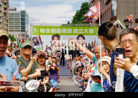 Taipei, Taïwan - 03 oct. 2026 : Une foule agite des drapeaux sous une bannière indiquant Rassemblement de fondation du quartier général de campagne commune, attendant le candidat. Banque D'Images