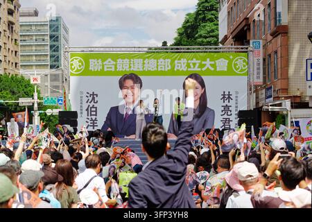 Taïpeh, Taïwan - 03 oct. 2026 : Des supporters lèvent les poings et agitent des drapeaux lors d’un rassemblement d’inauguration du quartier général de campagne conjoint pour Sabrina Lim. Banque D'Images