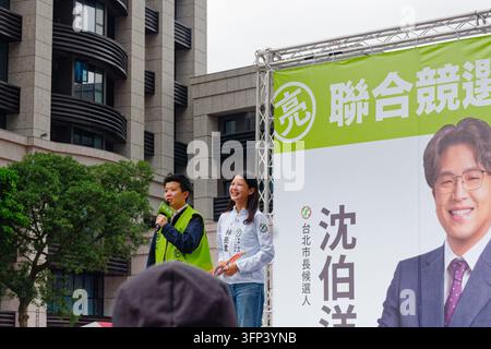 Taipei, Taïwan - 03 oct. 2026 : Miao Poya parle aux côtés de la candidate souriante Sabrina Lim lors de l'ouverture d'une campagne, avec une bannière de campagne commune en arrière-plan. Banque D'Images