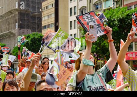 Taipei, Taïwan - 03 oct. 2026 : Des supporters brandissent des drapeaux de Sabrina Lim et une pancarte Ocean Current pour prendre des photos avec leur téléphone lors de l'ouverture de son bureau de campagne. Banque D'Images