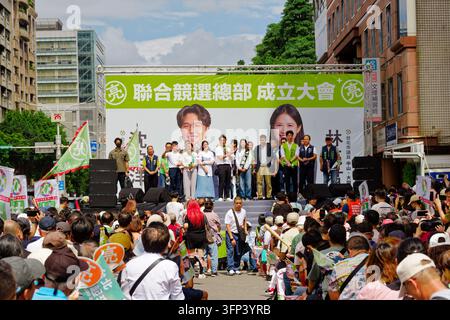 Taipei, Taïwan - 03 oct. 2026 : Puma Shen s'adresse à ses supporters lors du rassemblement de fondation du quartier général de campagne commun de Sabrina Lim, des drapeaux flottent. Banque D'Images