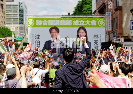 Taipei, Taïwan - 03 oct. 2026 : Des supporters agitent des drapeaux et lèvent les poings lors du rassemblement d'inauguration du quartier général de campagne commun pour Sabrina Lim. Banque D'Images