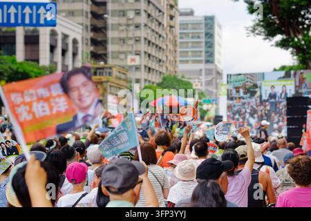 Taipei, Taïwan - 03 oct. 2026 : Une foule de soutiens agite des drapeaux et des éventails en papier, une bannière portant l'inscription Votre maire Shen Boyang, lors d'un événement de campagne. Banque D'Images