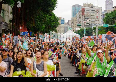 Taïpeh, Taïwan - 03 oct. 2026 : Une foule de supporters agite des drapeaux et des éventails en papier portant le nom de Sabrina Lim lors de l'ouverture de son quartier général de campagne. Banque D'Images