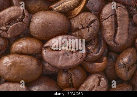 Photo macro détaillée de grains de café torréfiés montrant la texture et les fissures Banque D'Images