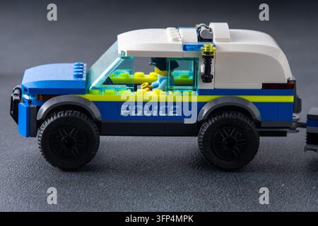 Modèle jouet SUV de police Lego construit avec des briques. Kyiv, Ukraine – 8 janvier 2026 Banque D'Images