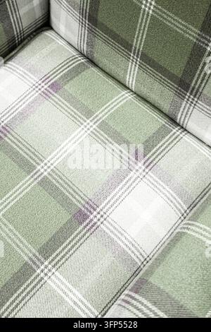 Textile à motif écossais vert et blanc en tartan en gros plan, revêtement d'un fauteuil ou d'un canapé confortable, fond en texture de tissu Banque D'Images