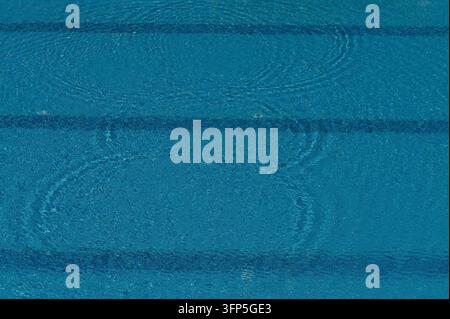 Texture d'eau ensoleillée dans une piscine à Chypre Banque D'Images