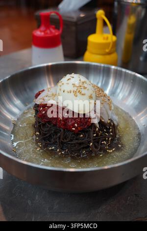 Nouilles froides épicées Bibim Naengmyeon, plat d'été coréen Banque D'Images