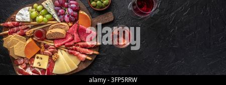 Antipasti ou tapas. Charcuterie et plateau de fromage avec vin, panorama à plat suspendu avec espace de copie Banque D'Images