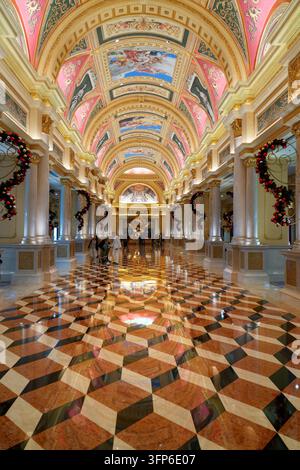 MACAO, CHINE - 13 NOVEMBRE 2025 : plafond voûté orné avec fresques au Venetian Macao Casino Resort et centre commercial à Macao, Chine. Banque D'Images