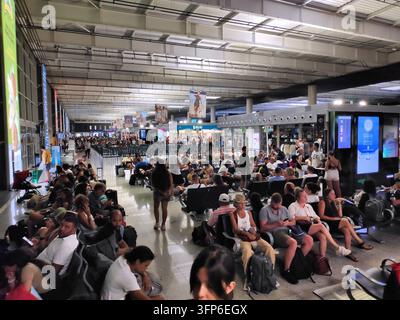 CATANIA, ITALIE - 15 AOÛT 2024 : Intérieur très bondé du terminal de l'aéroport de Catania, en Italie. L'encombrement était dû à des retards causés par le mont Etna vo Banque D'Images