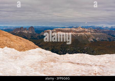 Vue panoramique du glacier de la Marmolada aux Dolomites du Sud-Tyrol, en Italie Banque D'Images